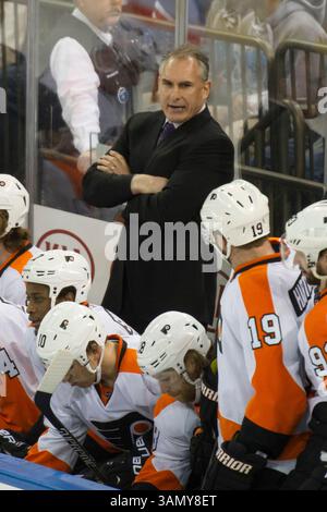 20 avril 2014 - Manhattan, New York, U. S - 20 avril 2014 : Craig Berube, entraîneur-chef des Flyers de Philadelphie, a des mots avec Scott Hartnell (19 ans), l'aile gauche des Flyers de Philadelphie, lors du deuxième match du premier round éliminatoire entre les Rangers de New York et les Flyers de Philadelphie au Madison Square Garden à Manhattan, New York . Les Flyers de Philadelphie battent les Rangers de New York 4-2. (Crédit image : â© Kostas Lymperopoulos/Cal Sport Media)(crédit image : © Kostas Lymperopoulos/Cal Sport Media/ZUMAPRESS.com) Banque D'Images