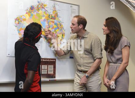 22 avril 2014 - Yulara, AUSTRALIE - le prince William de Grande-Bretagne, au centre, et son épouse Kate, la duchesse de Cambridge, à droite, regardent une carte aborigène montrant les emplacements des groupes linguistiques indigènes pré-européens lors d'une visite à l'Académie nationale de formation autochtone à Yulara, Australie, mardi 22 avril 2014. Le prince William de Grande-Bretagne, sa femme Kate et leur fils Prince George sont en tournée de trois semaines en Nouvelle-Zélande et en Australie. (Crédit image : © Prensa Internacional/ZUMAPRESS.com) Banque D'Images