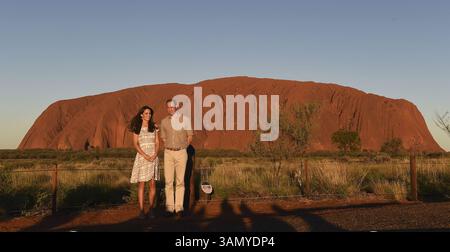 22 avril 2014 - Yulara, Australie - LE PRINCE britannique WILLIAM, à droite, et son épouse KATE MIDDLETON, duchesse de Cambridge, posent pour une photo devant le monolithe de grès rouge vif Uluru, également connu sous le nom d'Ayers Rock. William et Kate ont reçu un accueil aborigène traditionnel lors d'une visite dans l'Outback australien. (Crédit image : © William West/Pool/Prensa Internacional/ZUMAPRESS.com) Banque D'Images