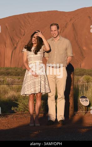 22 avril 2014 - Yulara, AUSTRALIE - le prince William de Grande-Bretagne se tient debout alors que son épouse, Kate, duchesse de Cambridge, ajuste ses cheveux tout en posant pour une photo au coucher du soleil à Uluru, Australie, le mardi 22 avril 2014. William et Kate ont reçu un accueil aborigène traditionnel lors d'une visite de la petite ville de Yulara, près du monolithe de grès rouge vif Uluru, également connu sous le nom d'Ayers Rock, dans l'Outback australien. (Crédit image : © Prensa Internacional/ZUMAPRESS.com) Banque D'Images