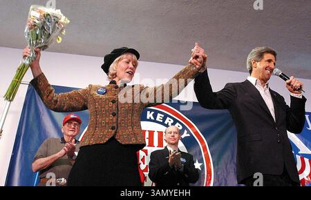 15 janvier 2004 ; Sioux City, IA, États-Unis ; le sénateur américain JOHN KERRY et la première dame de l'Iowa CHRISTIE VILSACK lèvent les armes lors d'une escale de campagne du Kerry à Sioux City Iowa. Vilsack a donné son aval à la candidature présidentielle de Kerry. Le voyage était la dernière visite prévue de Kerry à Sioux City avant les caucus de lundi de l'Iowa. (Crédit image : Sioux City Journal/ZUMAPRESS.com) Banque D'Images
