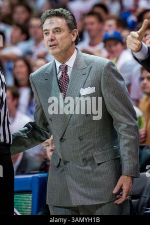 L'entraîneur-chef des Louisville Cardinals, Rick Pitino, sur le banc.D'un match de basket-ball masculin de la NCAA entre les Louisville Cardinals et les SMU Mustangs, mercredi 5 mars 2014 au Moody Coliseum de Dallas, Texas..Louisville gagne 84-71.(Credit image : © Manny Flores/Cal Sport Media/ZUMAPRESS.com) Banque D'Images