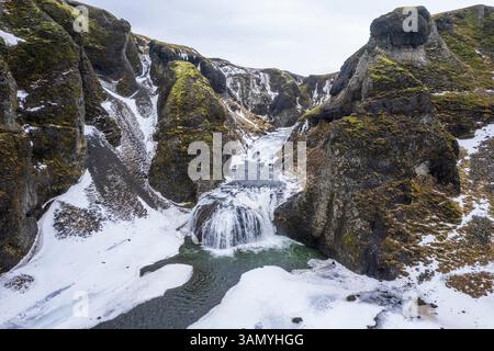 Vue aérienne de la cascade de Stjornarfoss en hiver en Islande. Banque D'Images