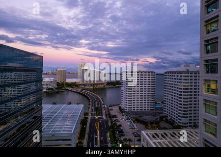 Vue aérienne des gratte-ciel vibrants du coucher de soleil avec des gratte-ciel modernes et Biscayne Bay, Brickell, Floride, États-Unis. Banque D'Images