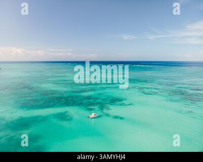 Vue aérienne d'un petit bateau dans l'océan Indien, juste au large de la côte de la plage de Nungwi, Zanzibar Banque D'Images