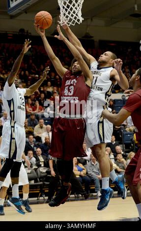 5 mars 2014 - Washington, DC, USA - L'attaquant de Saint Joseph DeAndre Bembry (43) marque entre l'attaquant de George Washington Isaiah Armwood (32) et l'attaquant de George Washington Kevin Larsen (21) en première mi-temps au Smith Center à Washington, le mercredi 5 mars 2014. Le GWU a battu Saint Joseph's, 76-71. (Crédit image : © Chuck Myers/MCT/ZUMAPRESS.com) Banque D'Images