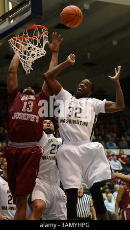 5 mars 2014 - Washington, DC, USA - L'attaquant de Saint Joseph Ronald Roberts, Jr. (13), l'attaquant de George Washington Kevin Larsen (21) et l'attaquant de George Washington Isaiah Armwood (32) se battent pour un rebond en première mi-temps au Smith Center à Washington, le mercredi 5 mars 2014. Le GWU a vaincu fourni Joe's, 76-71. (Crédit image : © Chuck Myers/MCT/ZUMAPRESS.com) Banque D'Images
