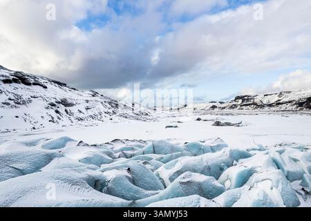 Vue aérienne d'une vallée couverte de neige en hiver, Islande. Banque D'Images