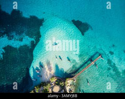 Vue aérienne d'une plage de l'île de Changuu, appelée prison Island. Le siand a été utilisé comme prison pour les esclaves rebelles dans les années 1860, Zanzibar Banque D'Images