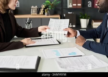 Les employés discutent des données financières lors de la réunion Banque D'Images