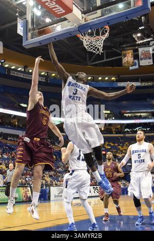 7 mars 2014 - créé Louis, Missouri, U. S - le garde de l'Indiana State/attaquant MANNY Arop (3) monte pour bloquer le tir du garde de l'Université de Loyola JOE CRISMAN (5) au deuxième tour du tournoi de folie de la Missouri Valley Conference où l'Indiana State bat Loyola Chicago 75-52 (crédit image : © Richard Ulreich/ZUMAPRESS.com) Banque D'Images