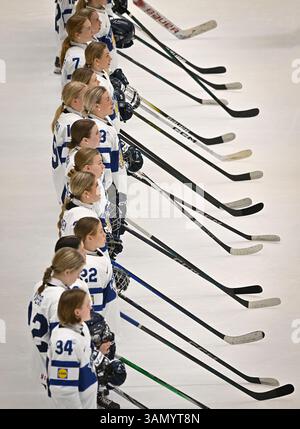 Budweis, République tchèque. 14 avril 2025. L’équipe finlandaise écoute l’hymne national lors du Championnat mondial féminin de l’IIHF, Groupe A, match Suisse vs Finlande, à Ceske Budejovice, République tchèque, le 14 avril 2025. Crédit : Lubos Pavlicek/CTK photo/Alamy Live News Banque D'Images