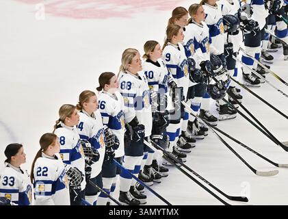 Budweis, République tchèque. 14 avril 2025. L’équipe finlandaise écoute l’hymne national lors du Championnat mondial féminin de l’IIHF, Groupe A, match Suisse vs Finlande, à Ceske Budejovice, République tchèque, le 14 avril 2025. Crédit : Lubos Pavlicek/CTK photo/Alamy Live News Banque D'Images