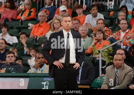 8 mars 2014 : L'entraîneur-chef Jeff Bzdelik de Wake Forest en action lors du match de basket-ball de la NCAA entre les Hurricanes de Miami et les Demon Deacons de Wake Forest au Bank United Center à Coral Gables, en Floride. Les Hurricanes ont vaincu les diacres démons 69-56.(image crédit : © JC Ridley/Cal Sport Media/ZUMAPRESS.com) Banque D'Images