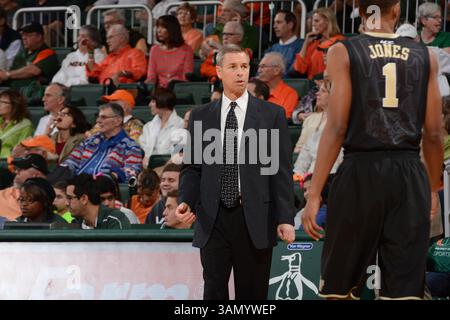 8 mars 2014 : L'entraîneur-chef Jeff Bzdelik de Wake Forest en action lors du match de basket-ball de la NCAA entre les Hurricanes de Miami et les Demon Deacons de Wake Forest au Bank United Center à Coral Gables, en Floride. Les Hurricanes ont vaincu les diacres démons 69-56.(image crédit : © JC Ridley/Cal Sport Media/ZUMAPRESS.com) Banque D'Images