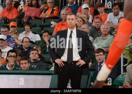 8 mars 2014 : L'entraîneur-chef Jeff Bzdelik de Wake Forest en action lors du match de basket-ball de la NCAA entre les Hurricanes de Miami et les Demon Deacons de Wake Forest au Bank United Center à Coral Gables, en Floride. Les Hurricanes ont vaincu les diacres démons 69-56.(image crédit : © JC Ridley/Cal Sport Media/ZUMAPRESS.com) Banque D'Images