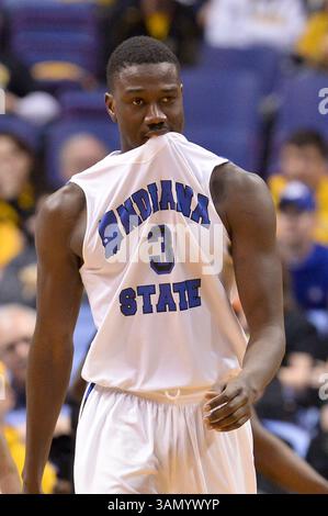 8 mars 2014 - produit Louis, Missouri, U. S - le garde/attaquant de l'Indiana State MANNY Arop (3) mord sa chemise pour éviter de se disputer avec l'officiel au troisième tour du tournoi de folie de la Missouri Valley Conference, où l'Indiana State a battu le sud de l'Illinois 62-59 (crédit image : © Richard Ulreich/ZUMAPRESS.com) Banque D'Images