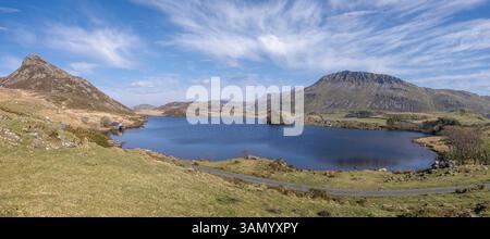 Paysage panoramique du lac Cregennan dans les montagnes galloises près de Dogellau, Gwnydd, pays de Galles, Royaume-Uni le 9 avril 2025 Banque D'Images