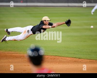 27 avril 2014 - Orlando, FL, U. S - 25 avril 2014 - Orlando, FL, U. S : Dylan Moore (2), l'infidélisateur de l'UCF, plonge pour un entraînement en ligne pendant une partie de baseball de la NCAA entre les Rutgers Scarlet Knights et les UCF Knights. UCF a battu Rutgers 3-1 dans le match 1 au Jay Bergman Field à Orlando, FL(Credit image :(Credit image : © Romeo Guzman/Cal Sport Media/ZUMAPRESS.com) Banque D'Images