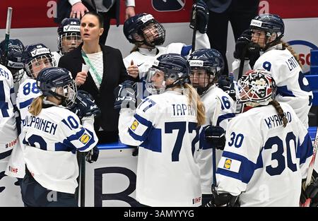 Budweis, République tchèque. 14 avril 2025. L’entraîneuse adjointe Saara Niemi (fin) est vue lors du Championnat mondial féminin de l’IIHF, Groupe A, match Suisse vs Finlande, à Ceske Budejovice, en République tchèque, le 14 avril 2025. Crédit : Lubos Pavlicek/CTK photo/Alamy Live News Banque D'Images