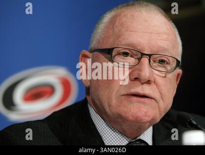 28 avril 2014 - Raleigh, NC, USA - Jim Rutherford, directeur général sortant de Carolina Hurricanes, prend la parole lors d'une conférence de presse après que la direction de l'équipe a annoncé que Ron Francis deviendrait le nouveau directeur général de la PNC Arena à Raleigh, Caroline du Nord lundi 28 avril 2014. (Crédit image : © Chris Seward/MCT/ZUMAPRESS.com) Banque D'Images