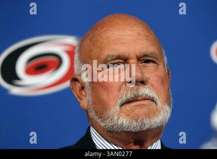 28 avril 2014 - Raleigh, Caroline du Nord, États-Unis - Peter Karmanos, propriétaire de l'équipe Carolina Hurricanes, a annoncé que Ron Francis deviendrait le nouveau directeur général de l'équipe à la PNC Arena de Raleigh, Caroline du Nord lundi 28 avril 2014. (Crédit image : © Chris Seward/MCT/ZUMAPRESS.com) Banque D'Images