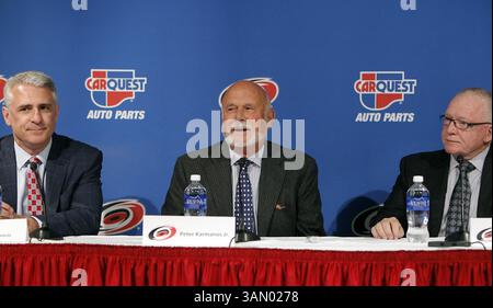 28 avril 2014 - Raleigh, Caroline du Nord, États-Unis - le directeur général entrant de Carolina Hurricanes, Ron Francis, à gauche, le propriétaire de l'équipe Peter Karmanos, au centre, et le directeur général sortant Jim Rutherford ont annoncé que Francis deviendrait le nouveau mamager général de l'équipe à PNC Arena à Raleigh, Caroline du Nord lundi 28 avril 2014. (Crédit image : © Chris Seward/MCT/ZUMAPRESS.com) Banque D'Images