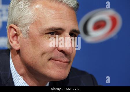 28 avril 2014 - Raleigh, Caroline du Nord, États-Unis - le directeur général des Hurricanes de Caroline Ron Francis sourit après que le propriétaire de l'équipe Peter Karmanos et le directeur général sortant Jim Rutherford ont annoncé que Francis deviendrait le nouveau mamager général de l'équipe au PNC Arena de Raleigh, Caroline du Nord lundi 28 avril 2014. (Crédit image : © Chris Seward/MCT/ZUMAPRESS.com) Banque D'Images