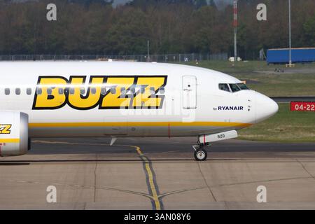 SP-RZD, Buzz Airlines (opéré par Ryanair), Boeing 737 MAX 8 , arrivée à London Stansted Airport, Essex, UK le 12 avril 2025 Banque D'Images