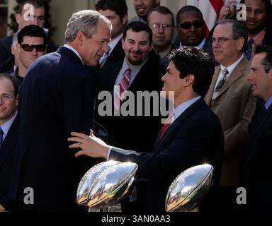 13 avril 2005 - Washington, DC, USA - KRT US NEWS STORY SLUGGED : BUSH-PATRIOTS KRT PHOTO PAR CHUCK KENNEDY/KRT (13 avril) WASHINGTON, DC -- le joueur des New England Patriots Tedy Bruschi discute avec le président George W. Bush alors que les champions du Super Bowl sont accueillis dans la Rose Garden à la Maison Blanche le mercredi 13 avril 2005. (gsb) 2005 (crédit image : © krt/MCT/ZUMAPRESS.com) Banque D'Images
