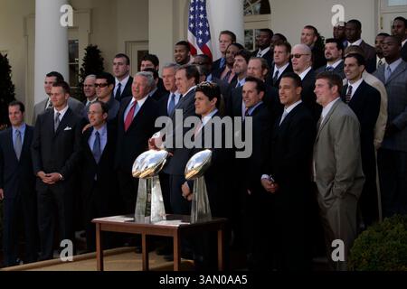 13 avril 2005 - Washington, DC, États-Unis - KRT US NEWS STORY SLUGGED : BUSH-PATRIOTS KRT PHOTO PAR CHUCK KENNEDY/KRT (13 avril) WASHINGTON, DC -- les membres des New England Patriots posent avec le président George W. Bush alors que les champions du Super Bowl sont accueillis dans la roseraie de la Maison Blanche le mercredi 13 avril 2005. (gsb) 2005 (crédit image : © krt/MCT/ZUMAPRESS.com) Banque D'Images