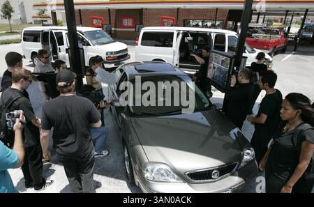 14 juin 2005 - Dallas, TX, USA - PAS DE MAGS, PAS DE VENTES --KRT US NEWS STORY SLUGGED : TV-CHEATERS KRT PHOTO PAR MICHAEL MULVEY/DALLAS MORNING NEWS (13 juillet) L'équipe des Cheaters converge sur une voiture tout en enregistrant un épisode dans un restaurant à Carrollton, Texas, le 14 juin 2005. (MvW) 2005 (crédit image : © Michael Mulvey/MCT/ZUMAPRESS.com) Banque D'Images