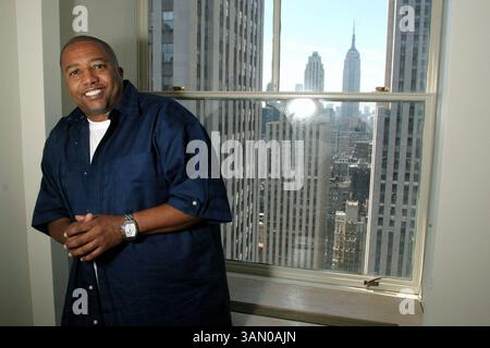 23 août 2005 - New York, NY, USA - KRT ENTERTAINMENT STORY SLUGGED : MUS-KEVINLILES KRT PHOTOGRAPHIE PAR JAMES W. ANNESS/THE RECORD (5 octobre) Kevin Liles, vice-président exécutif de Warner Music Group, pose pour une photographie lors d'une interview à son bureau à Manhattan, NY, le 23 août 2005. (lj) 2005 (diversité) (crédit image : © James W. Anness/MCT/ZUMAPRESS.com) Banque D'Images