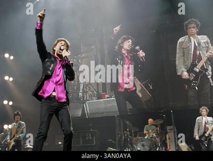 10 octobre 2005 - Philadelphie, PA, USA - KRT ENTERTAINMENT STAND ALONE PHOTO SLUGGED : ROLLINGSTONES KRT PHOTOGRAPH BY MICHAEL PEREZ/PHILADELPHIA INQUIRER (10 octobre) PHILADELPHIE, PA - Mick Jagger et ses collègues guitaristes Ron Wood (à gauche), batteur Charlie Watts et guitariste Keith Richards (à droite) se produisent pendant le concert des Rolling Stones au Wachovia Center à Philadelphie, Pennsylvanie, le 10 octobre 2005. (cdm) 2005 (crédit image : © Michael Perez/MCT/ZUMAPRESS.com) Banque D'Images