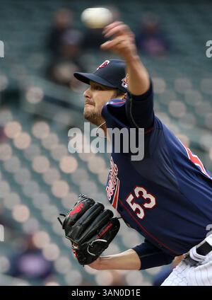1er mai 2014 - Minneapolis, MN, États-Unis - Kris Johnson, lanceur des Twins du Minnesota, livre en première manche contre les Dodgers de Los Angeles au Target Field à Minneapolis, le jeudi 1er mai 2014. (Crédit image : © Kyndell Harkness/MCT/ZUMAPRESS.com) Banque D'Images