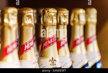 Wiesbaden, Allemagne. 10 avril 2025. Plusieurs bouteilles de 'Henkell Trocken' sont sur les étagères de Henkell Freixenet. Crédit : Andreas Arnold/dpa/Alamy Live News Banque D'Images