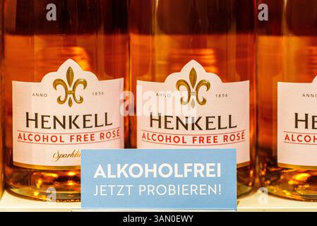 Wiesbaden, Allemagne. 10 avril 2025. Trois bouteilles de vin mousseux 'Henkell Alcohol Free Rose' sont sur les étagères de Henkell Freixenet. Crédit : Andreas Arnold/dpa/Alamy Live News Banque D'Images