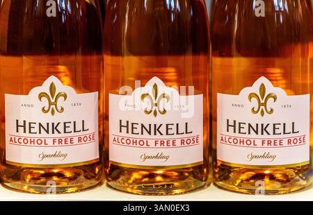 Wiesbaden, Allemagne. 10 avril 2025. Trois bouteilles de vin mousseux 'Henkell Alcohol Free Rose' sont sur les étagères de Henkell Freixenet. Crédit : Andreas Arnold/dpa/Alamy Live News Banque D'Images