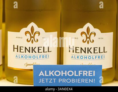 Wiesbaden, Allemagne. 10 avril 2025. Deux bouteilles de vin mousseux sans alcool de la marque 'Henkell Alkoholfrei' sont sur les étagères de Henkell Freixenet. Crédit : Andreas Arnold/dpa/Alamy Live News Banque D'Images