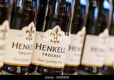 Wiesbaden, Allemagne. 10 avril 2025. Plusieurs bouteilles de 'Henkell Trocken' sont sur les étagères de Henkell Freixenet. Crédit : Andreas Arnold/dpa/Alamy Live News Banque D'Images
