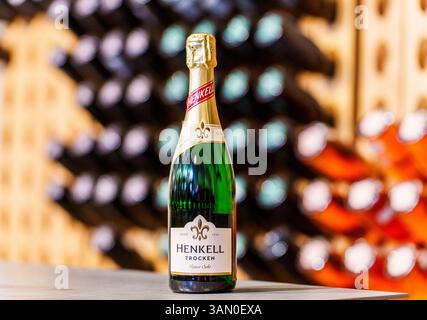 Wiesbaden, Allemagne. 10 avril 2025. Une bouteille de 'Henkell Trocken' est sur la table chez Henkell Freixenet. Crédit : Andreas Arnold/dpa/Alamy Live News Banque D'Images