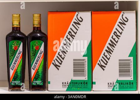 Wiesbaden, Allemagne. 10 avril 2025. Liqueur à base de plantes sous la marque 'Kuemmerling' est sur les étagères chez Henkell & Co. Sektkellerei KG. L'Office fédéral allemand des ententes a approuvé la reprise des marques Kuemmerling Kräuterlikör par Henkell & Co. Sektkellerei KG au 1er septembre 2010. Crédit : Andreas Arnold/dpa/Alamy Live News Banque D'Images