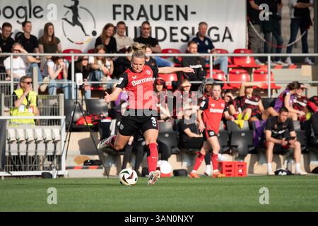 Leverkusen, Allemagne. 14 avril 2025. Leverkusen, Allemagne, 14 avril 2025 : Melissa Friedrich (3 Bayer Leverkusen) en action lors du Google Pixel Frauen-Bundesliga entre Bayer Leverkusen et FC Köln au stade Ulrich-Haberland-Stadion à Leverkusen, Allemagne. (Qianru Zhang/SPP) crédit : SPP Sport Press photo. /Alamy Live News Banque D'Images