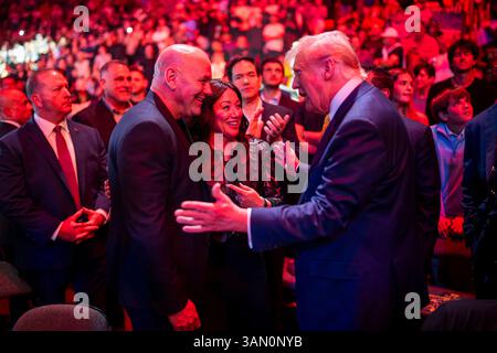 Miami, États-Unis. 12 avril 2025. U. Le président Donald Trump, à droite, salue le PDG de l'UFC Dana White, à gauche, lors de l'UFC 314 au Kaseya Center, le 12 avril 2025 à Miami, en Floride. Trump a assisté au match d’arts martiaux mixtes avec le directeur du DOGE Elon Musk, le directeur du renseignement national Tulsi Gabbard et le secrétaire d’État Marco Rubio. Crédit : Daniel Torok/White House photo/Alamy Live News Banque D'Images