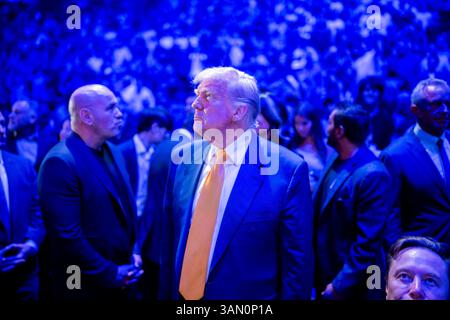 Miami, États-Unis. 12 avril 2025. U. Le président Donald Trump, voit la foule pendant l'UFC 314 au Kaseya Center, le 12 avril 2025 à Miami, en Floride. Trump, qui est un ami proche du PDG de l'UFC, Dana White, est le premier président en exercice à assister à un match professionnel d'arts martiaux mixtes. Crédit : Daniel Torok/White House photo/Alamy Live News Banque D'Images