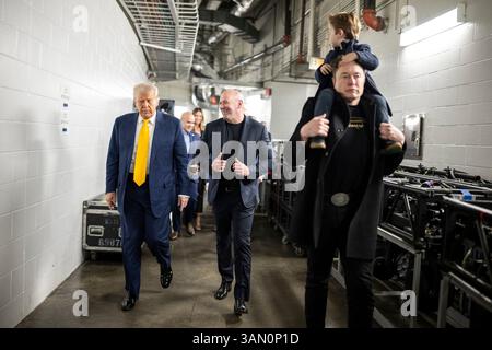 Miami, États-Unis. 12 avril 2025. U. Le président Donald Trump, à gauche, marche avec le PDG de l'UFC Dana White, au centre, et le milliardaire Elon Musk, à droite, avant le début de l'UFC 314 au Kaseya Center, le 12 avril 2025 à Miami, en Floride. Trump est le premier président en exercice à assister à un combat professionnel de MMA. Crédit : Daniel Torok/White House photo/Alamy Live News Banque D'Images