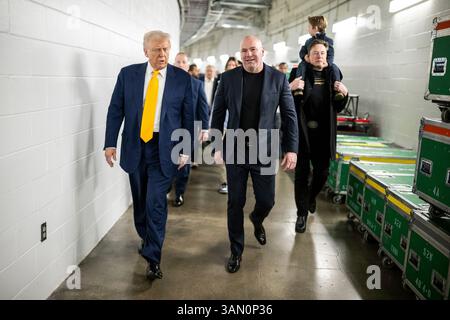 Miami, États-Unis. 12 avril 2025. U. Le président Donald Trump, à gauche, marche avec le PDG de l'UFC Dana White, au centre, et le milliardaire Elon Musk, à droite, avant le début de l'UFC 314 au Kaseya Center, le 12 avril 2025 à Miami, en Floride. Trump est le premier président en exercice à assister à un combat professionnel de MMA. Crédit : Daniel Torok/White House photo/Alamy Live News Banque D'Images