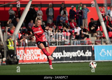 Leverkusen, Allemagne. 14 avril 2025. Leverkusen, Allemagne, 14 avril 2025 : Melissa Friedrich (3 Bayer Leverkusen) en action lors du Google Pixel Frauen-Bundesliga entre Bayer Leverkusen et FC Köln au stade Ulrich-Haberland-Stadion à Leverkusen, Allemagne. (Qianru Zhang/SPP) crédit : SPP Sport Press photo. /Alamy Live News Banque D'Images