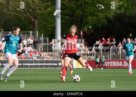 Leverkusen, Allemagne. 14 avril 2025. Leverkusen, Allemagne, 14 avril 2025 : Juliette Vidal (56 Bayer Leverkusen) en action lors du Google Pixel Frauen-Bundesliga entre Bayer Leverkusen et FC Köln au stade Ulrich-Haberland-Stadion à Leverkusen, Allemagne. (Qianru Zhang/SPP) crédit : SPP Sport Press photo. /Alamy Live News Banque D'Images