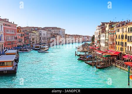 Belle vue sur le Grand canal avec des palais, des gondoles et des bateaux depuis le pont du Rialto à Venise, Italie. Banque D'Images